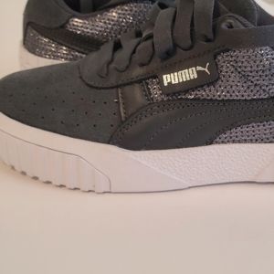 Puma Ladies Carina Sneakers ( Never Worn)